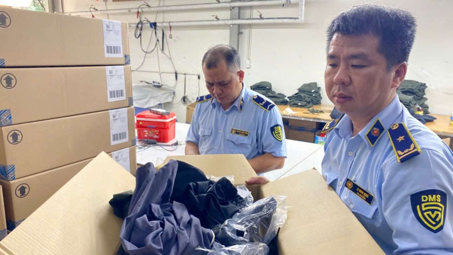 Discovery of a large-scale enterprise processing counterfeit brand goods in Ho Chi Minh City. Photo: Ho Chi Minh City Market Management Department