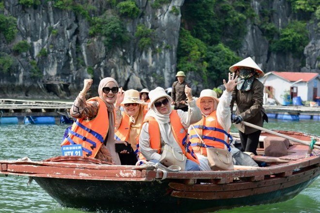 Khách quốc tế trải nghiệm du lịch tại Làng chài Vung Viêng. Ảnh: Đoàn Hưng