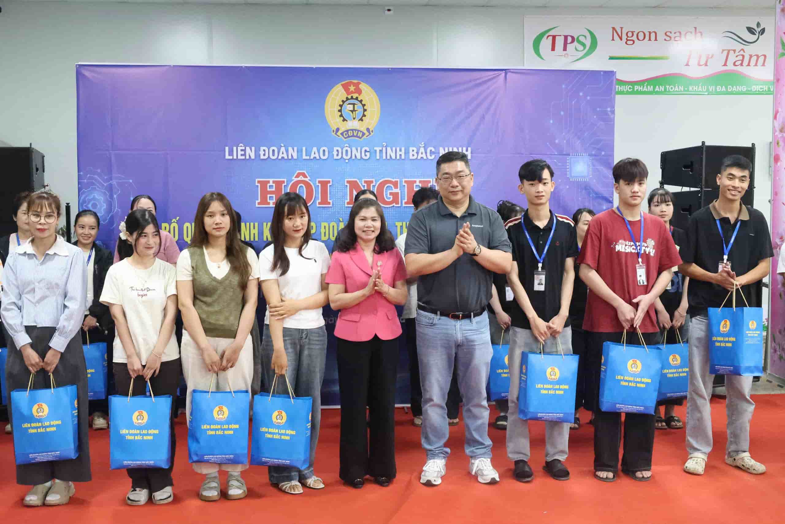 Lãnh đạo tỉnh, Liên đoàn Lao động tỉnh và công ty trao quà cho đoàn viên, người lao động có hoàn cảnh khó khăn. Ảnh: Quyết Chiến.