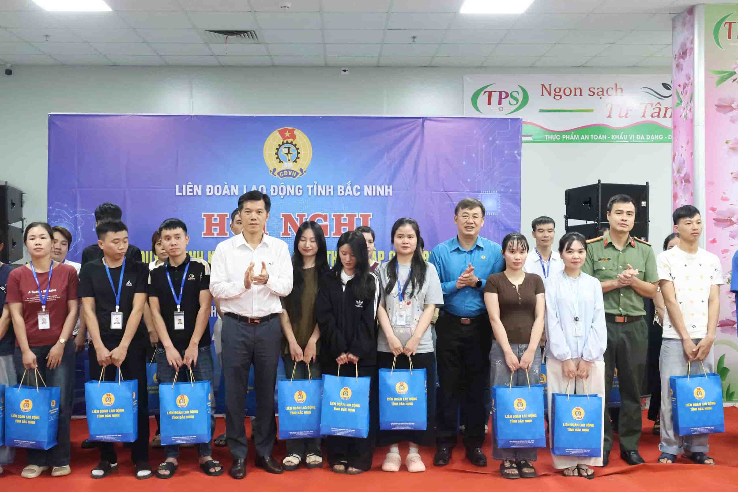 Union members and workers in difficult circumstances of Amphenol Advanced Connector Vietnam Co., Ltd. receive gifts from the Provincial Labor Federation. Photo: Quyet Chien.