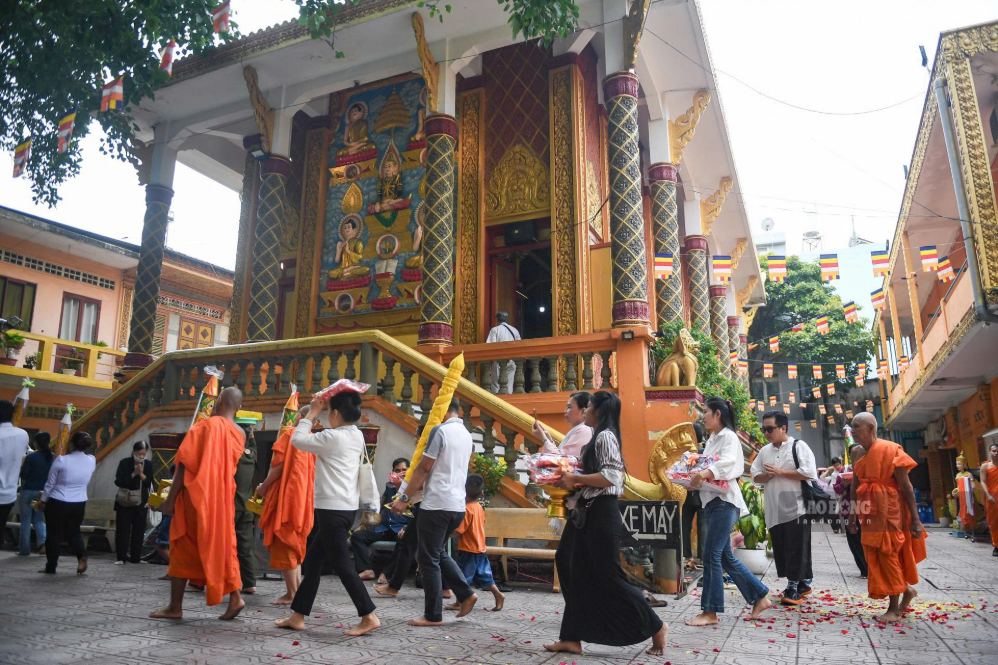 Đông đảo phật tử đến chùa Candaransi dự lễ dâng y tắm mưa, mở đầu mùa an cư kiết hạ của chư tăng. Ảnh: Minh Tâm