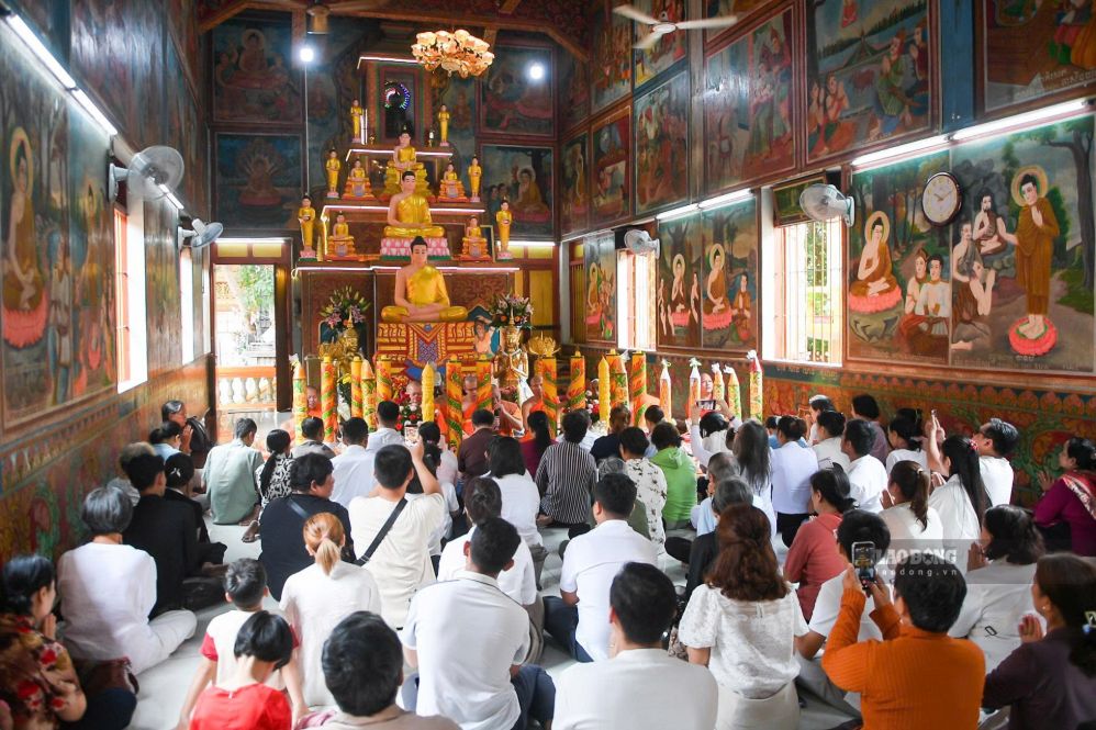 A large number of Buddhists attend the ceremony. Photo: Minh Tam