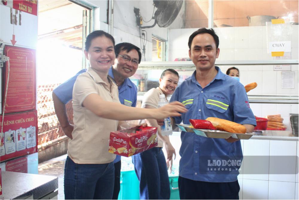 Les travailleurs de Da Nang sont plus heureux lorsque les repas sont complétés par de nombreux plats, assurant la nutrition. Photo: Thanh Huyen