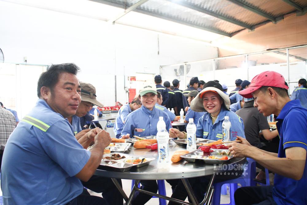 “Bữa cơm Công đoàn” là hoạt động chăm lo thiết thực dành cho đoàn viên, người lao động. Ảnh: Thanh Huyền