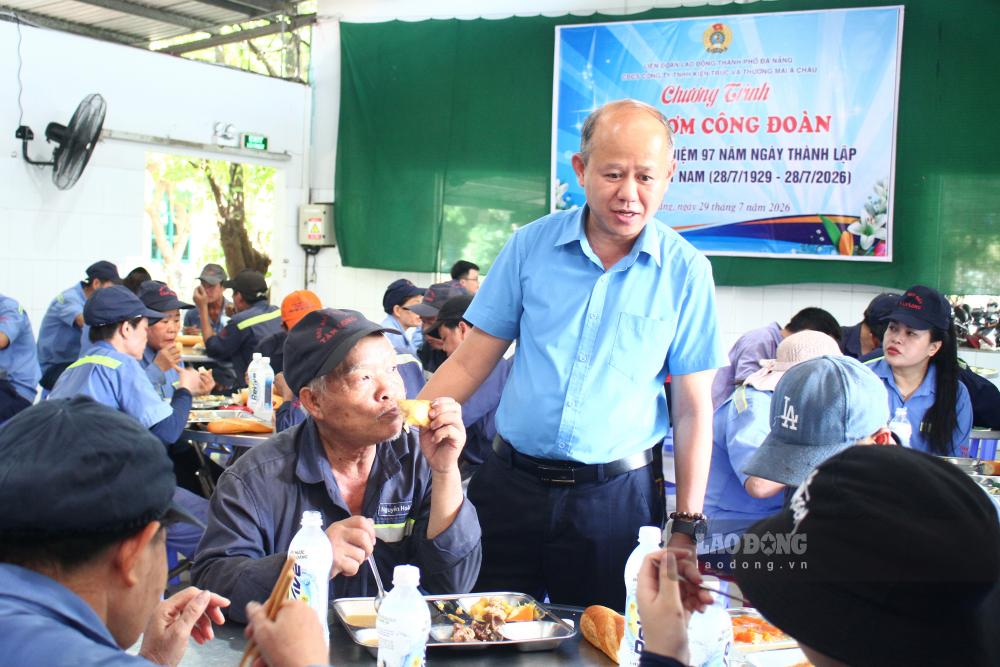 Người lao động có dịp trò chuyện, chia sẻ cùng lãnh đạo doanh nghiệp và tổ chức công đoàn. Ảnh: Thanh Huyền