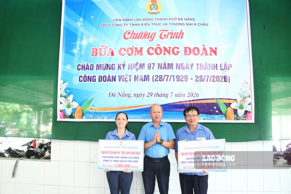 Liên đoàn Lao động TP Đà Nẵng trao hỗ trợ kinh phí bữa ăn cho hai công đoàn cơ sở. Ảnh: Thanh Huyền