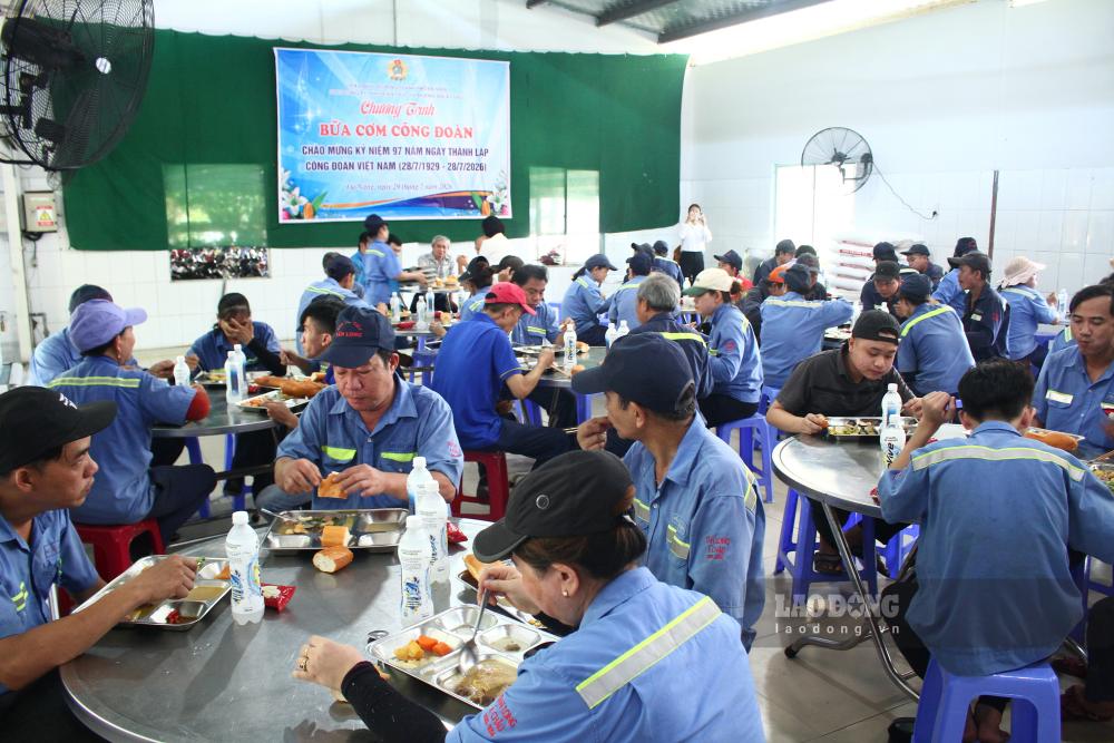 Chương trình “Bữa cơm Công đoàn” được tổ chức cho đoàn viên, người lao động ở Đà Nẵng. Ảnh: Thanh Huyền