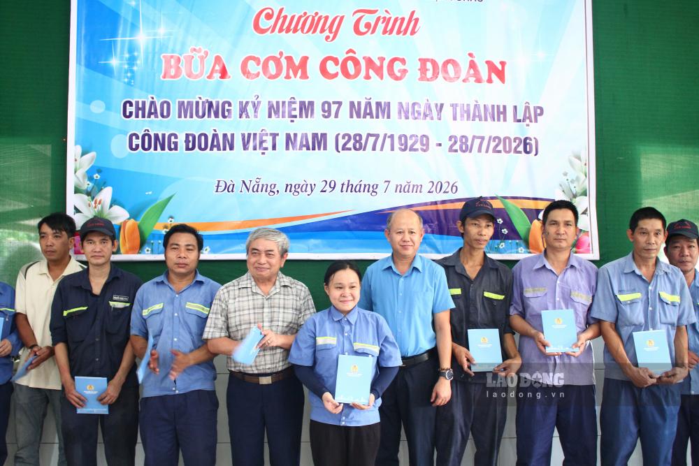 Liên đoàn Lao động TP Đà Nẵng trao quà cho đoàn viên, công nhân lao động có hoàn cảnh khó khăn. Ảnh: Thanh Huyền