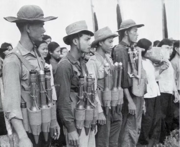 The Ministry of Home Affairs proposes to amend the regime and policies for grassroots youth volunteers in the South who participated in the resistance war in the period 1965 - 1975. In the photo, youth volunteers from An Giang province en route to reinforce the main force, Winter-Spring 1967-1968. Photo: Nguyen Dang/VNA