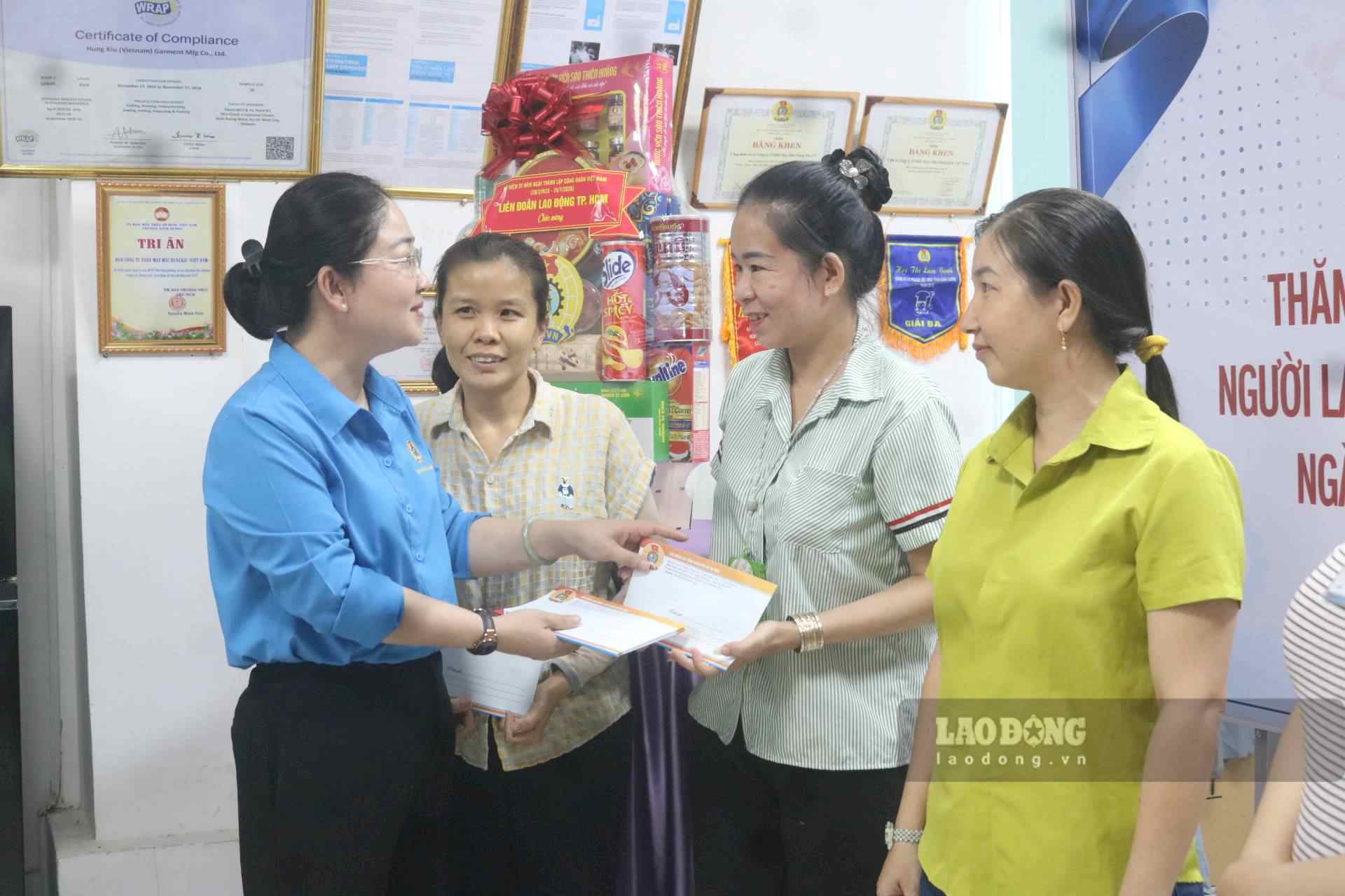 Ho Chi Minh City Trade Union visits and gives gifts to workers in difficult circumstances in Binh Duong ward. Photo: Dinh Trong