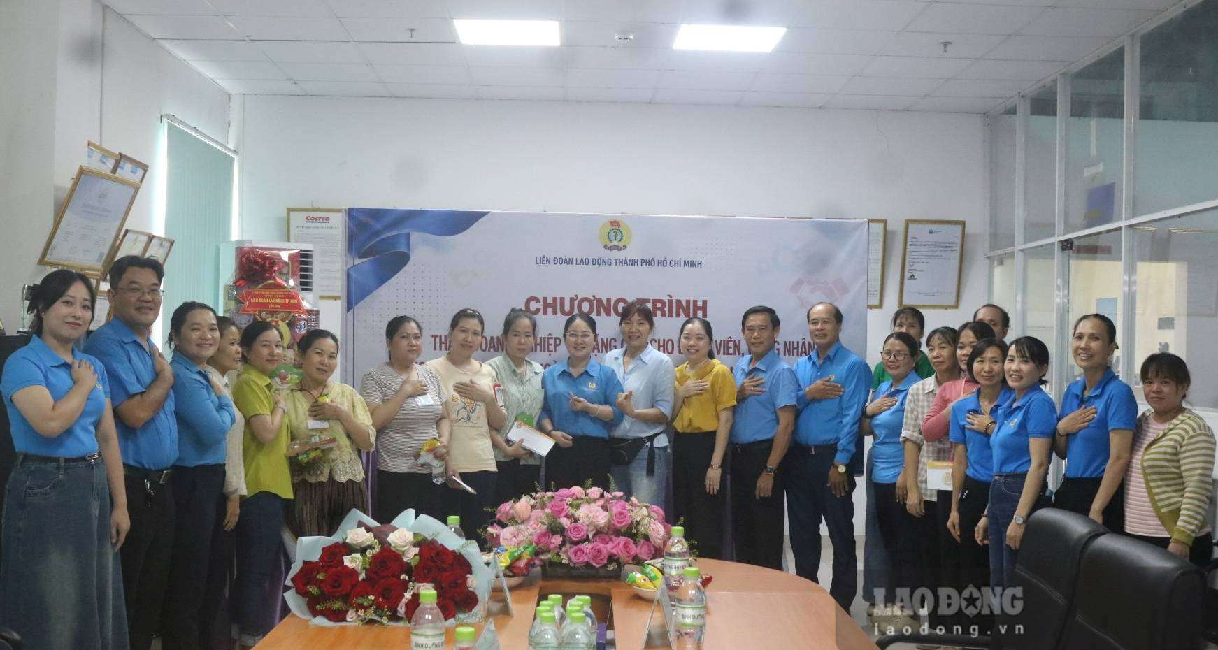 Có 10 công nhân khó khăn được nhận quà hỗ trợ. Ảnh: Đình Trọng