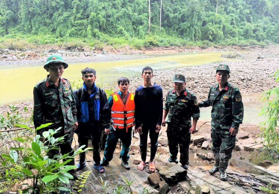 After more than 1 day and night trapped in the river, the young man was safely rescued by the Quang Tin Commune Military Command force. Photo: Cao Ky