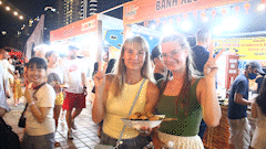 International tourists are excited to experience the beach scenery and eat bread in Da Nang. Photo: Thanh Huyen