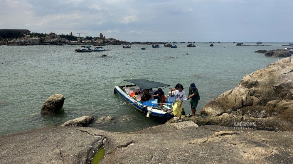 Ca nô đưa du khách ra tham quan Hải đăng Kê Gà. Ảnh: Duy Tuấn 
