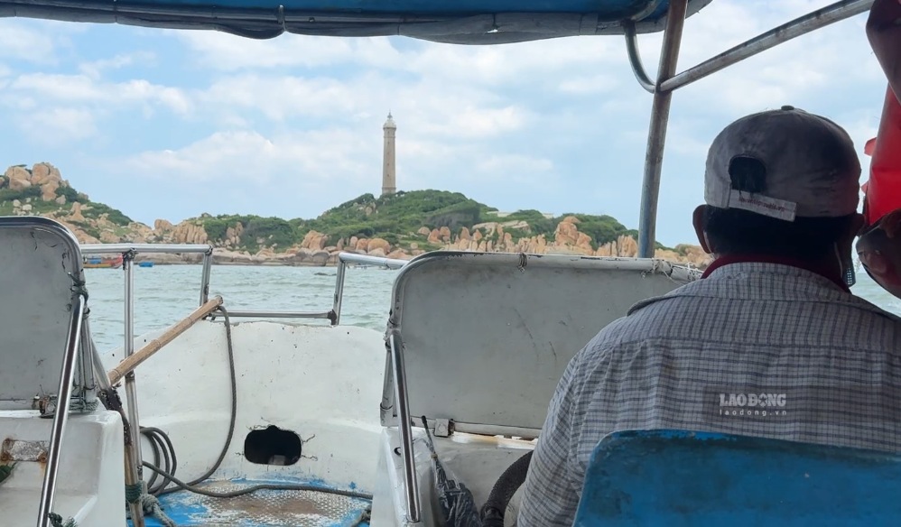 Toàn bộ ca nô vận chuyển khách tham quan hải đăng Kê Gà tạm dừng hoạt động để rà soát các quy định an toàn. Ảnh: Duy Tuấn 
