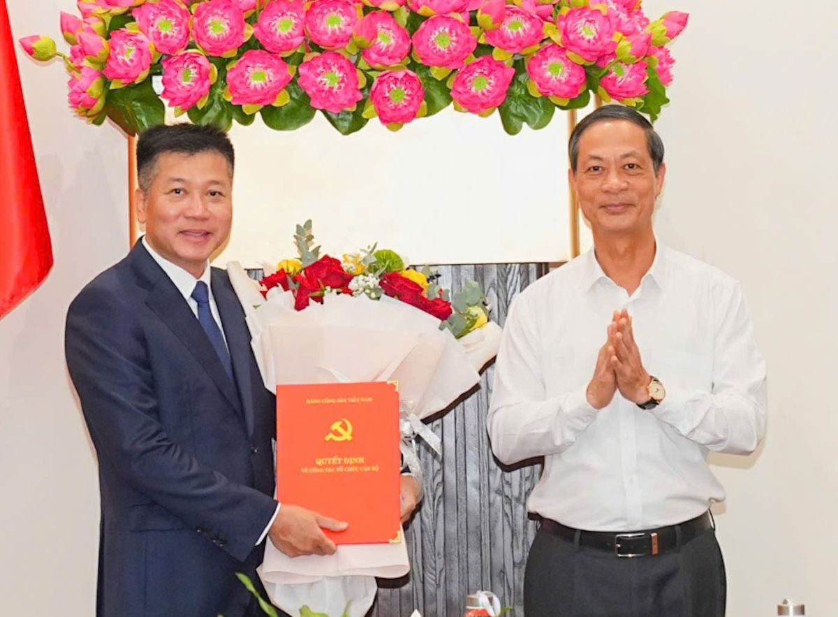 Standing Deputy Secretary of the City Party Committee Do Manh Hien presents the Decision to comrade Nguyen Binh Khanh. Photo: Hai Phong e-Portal