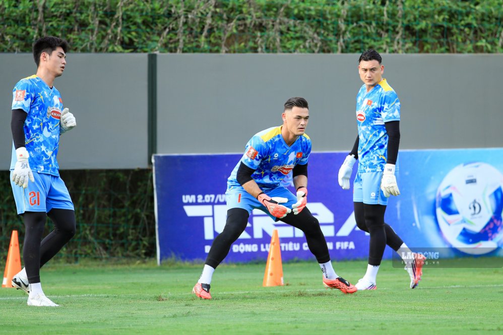 Goalkeeper Van Lam returns, Vietnam national team trains tactics before match against Singapore