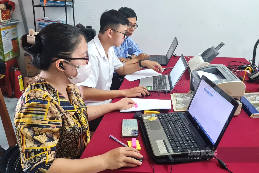 Cán bộ phường xuống tận dân hướng dẫn làm các thủ tục hành chính trên hệ thống. Ảnh: Nhật Hồ.