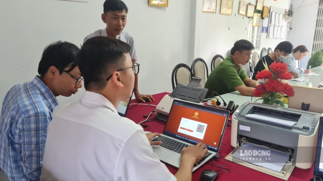 Helping people get their passwords back. Photo: Nhat Ho.