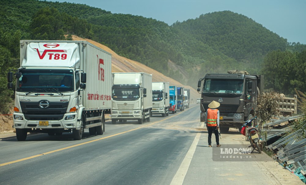 The Cam Lo - La Son expressway expansion project is being implemented to gradually complete the transportation network in the area according to the plan. Photo: Phuc Dat