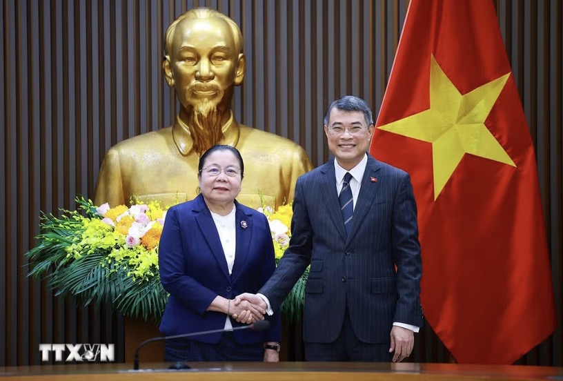 Politburo Member, Prime Minister Le Minh Hung receives Politburo Member, Secretary of the Party Central Committee, Head of the Organization Committee of the Lao People's Revolutionary Party Central Committee Sisay Leudetmounsone who is visiting and working in Vietnam. Photo: VNA