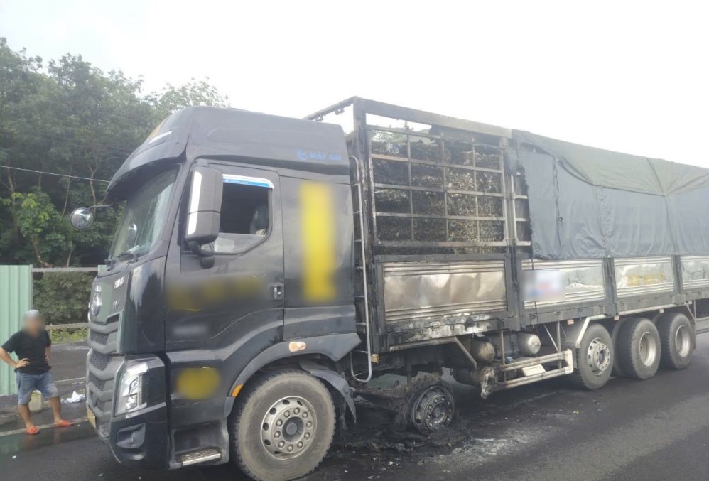 Escena del incendio del camión en la autopista TPHCM - Long Thanh - Dau Giay. Foto: Vietnam Expressway Technical Services Joint Stock Company (VEC E)