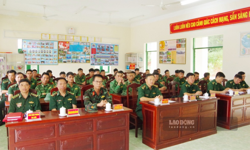 Các đại biểu cùng cán bộ, chiến sĩ dự buổi gặp mặt, giao nhiệm vụ trước khi lên đường thực hiện nhiệm vụ. Ảnh: Văn Hoàn