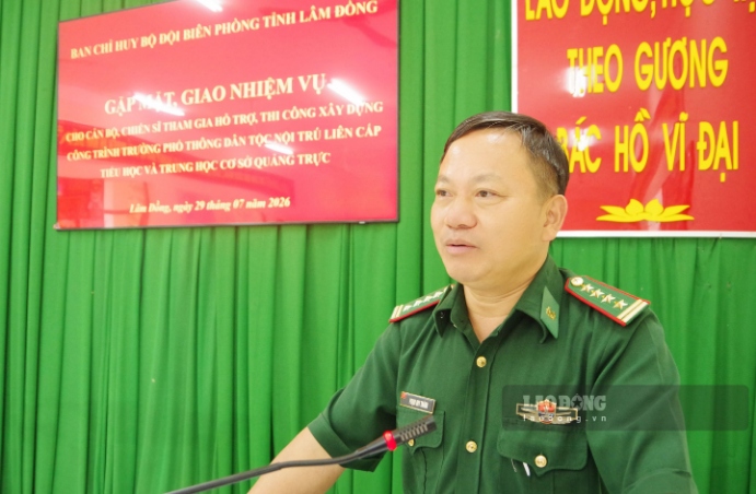 Đại tá Phạm Huy Thành - Phó Chỉ huy trưởng Ban Chỉ huy Bộ đội Biên phòng tỉnh Lâm Đồng phát biểu giao nhiệm vụ cho cán bộ, chiến sĩ. Ảnh: Văn Hoàn
