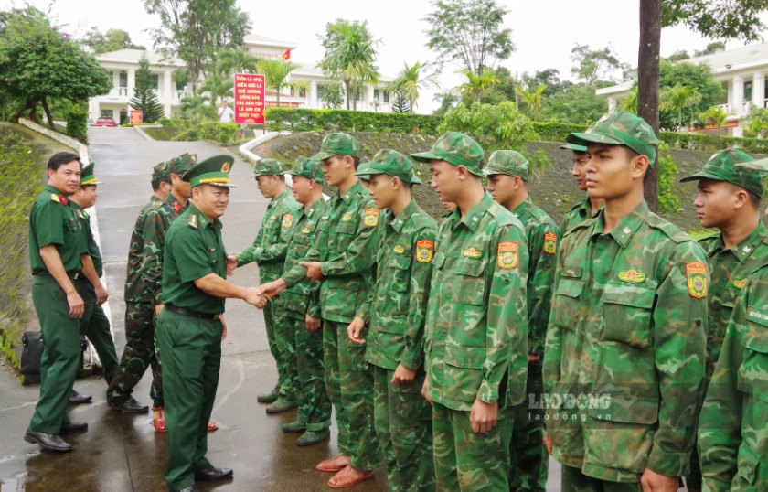 Leaders of Lam Dong Provincial Border Guard encourage officers and soldiers before leaving to perform their duties. Photo: Van Hoan