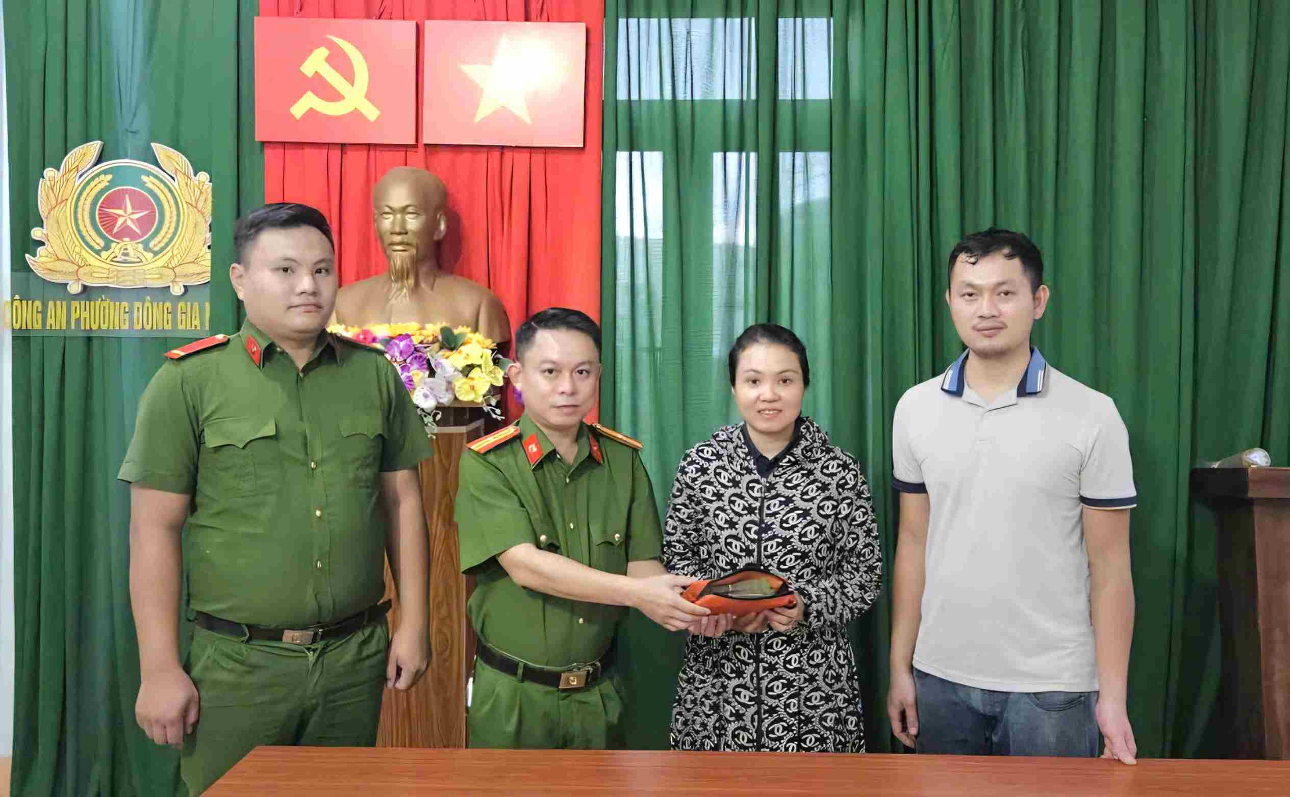 The Mobile Police Department of Lam Dong Police returned more than 35 million VND to Ms. Linh. Photo: Lam Dong Police