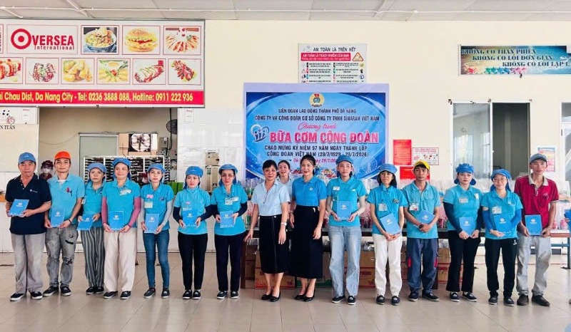 Công nhân khó khăn nhận quà tiền triệu trong “Bữa cơm Công đoàn” ở Đà Nẵng. Ảnh: Công đoàn Đà Nẵng cung cấp