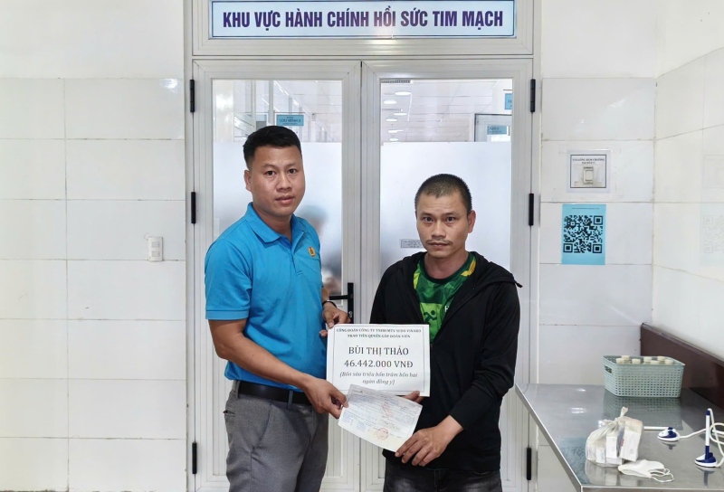 Plus de 46 millions de dongs pour soutenir les membres du syndicat Sedo Vinako atteints de maladies graves. Photo: Fournie par le syndicat de Da Nang