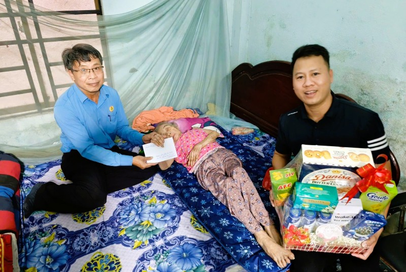 Công đoàn Sedo Vinako thăm, tặng quà Mẹ Việt Nam Anh hùng Lê Thị Nghiễm, xã Thu Bồn, TP Đà Nẵng. Ảnh: Công đoàn Đà Nẵng cung cấp