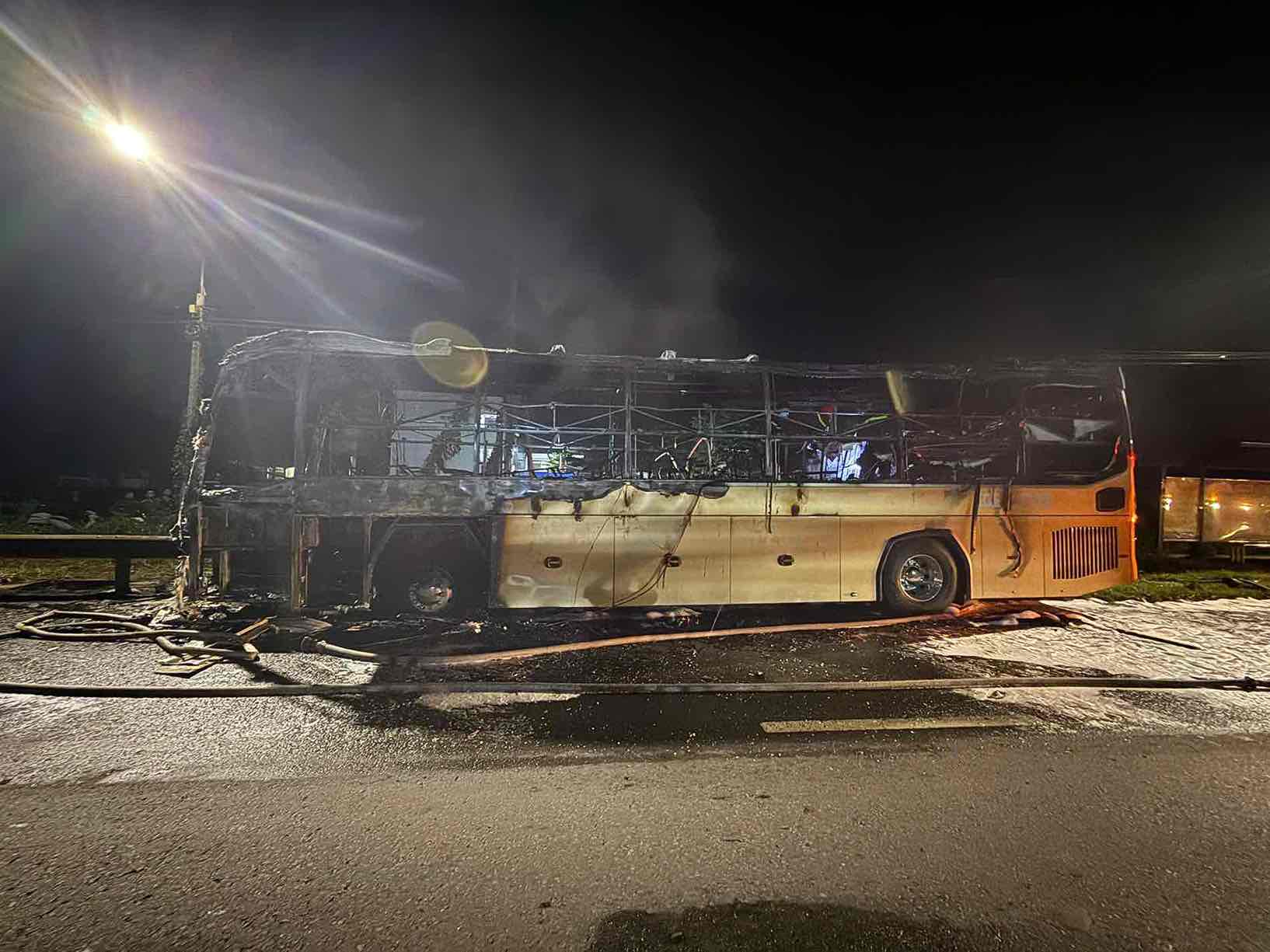 Scène de l'incendie de l'autocar. Photo: Police de la ville de Đồng Nai