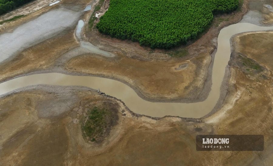Le barrage de Dạ Lam (commune de Tân Mỹ, province de Quảng Trị) - un ouvrage d'approvisionnement en eau pour plus de 50 hectares de riz dans la localité - est touché par la sécheresse due à la chaleur prolongée. Photo: Nguyễn Luân