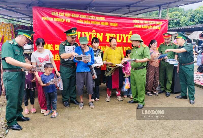 Đông đảo người dân tham gia chương trình phổ biến, tuyên truyền kiến thức pháp luật. Ảnh: Việt Bắc
