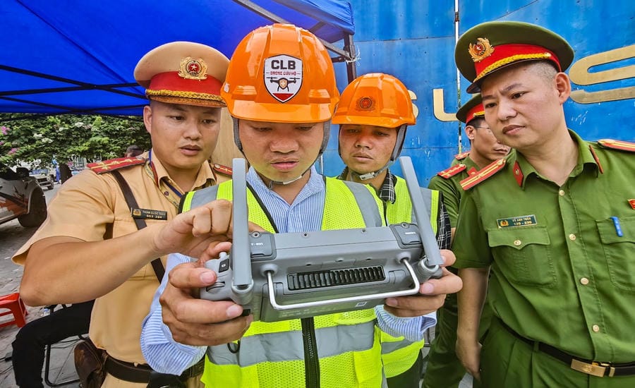 Traffic police officers and engineers focus on monitoring traffic flow on the control screen, promptly detecting traffic bottlenecks to deploy traffic diversion plans. Photo: CAHN provided
