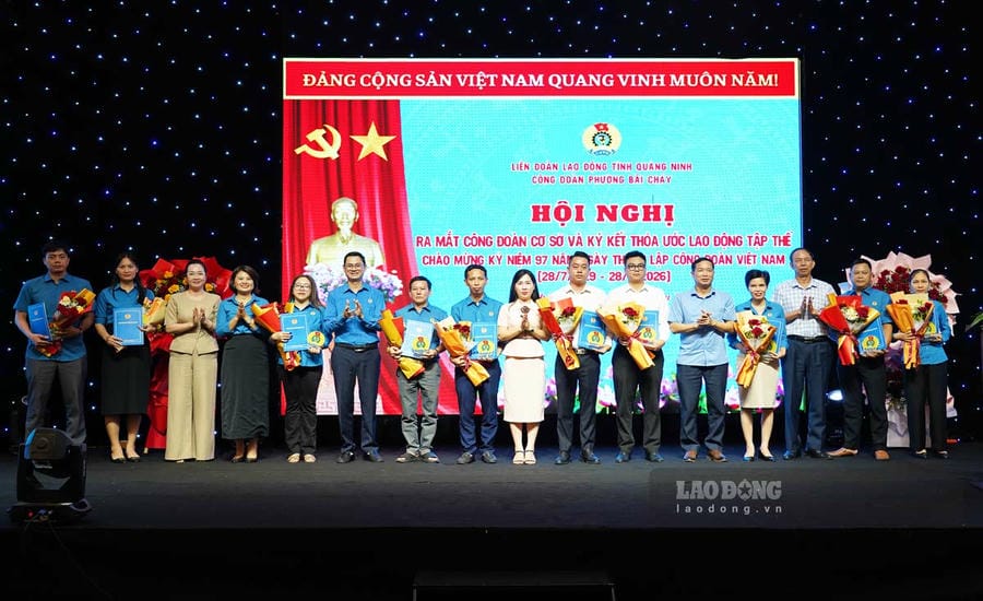 Bai Chay Ward Trade Union announces decision to establish 10 grassroots trade unions. Photo: Doan Hung