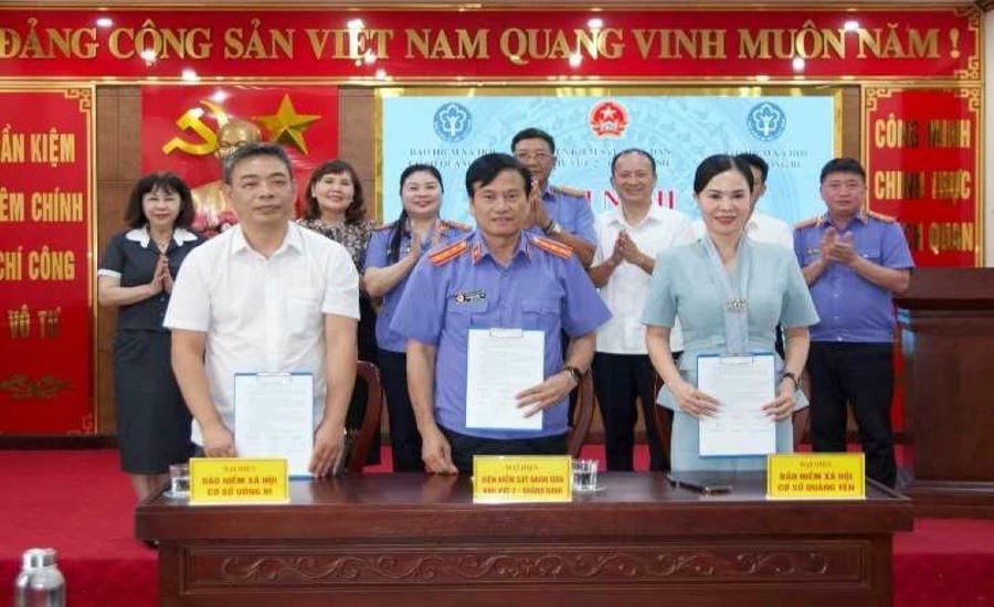 The People's Procuracy of Region 2 signed a Regulation on coordination with Quang Yen Grassroots Social Insurance and Uong Bi Grassroots Social Insurance on the implementation of policies, laws and handling of violations in the fields of social insurance, unemployment insurance, and health insurance. Photo: Quang Yen Grassroots Social Insurance