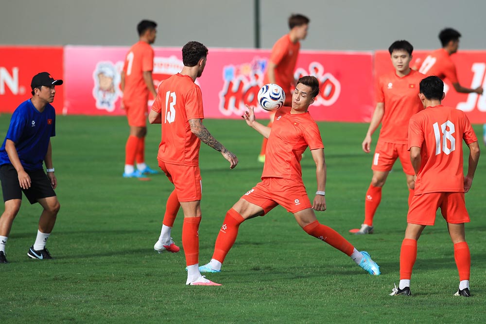 Vietnamese players show high concentration in training to prepare for the match against Singapore. Photo: VFF