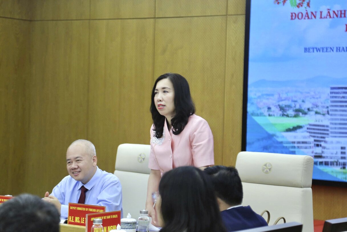 The working delegation led by Deputy Minister of Foreign Affairs Le Thi Thu Hang, along with Vietnamese Ambassadors abroad, Vietnamese Honorary Consuls abroad and leaders of some units under the Ministry of Foreign Affairs, paid a visit, worked and conducted field surveys in Hai Phong city. Photo: Ministry of Foreign Affairs