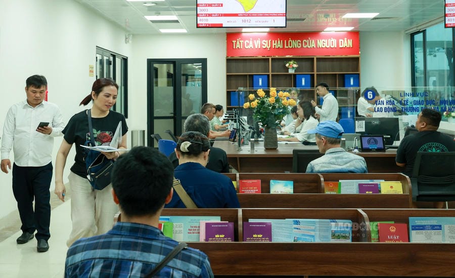People carry out administrative procedures in Dong Da ward (Hanoi City). Photo: Hai Nguyen