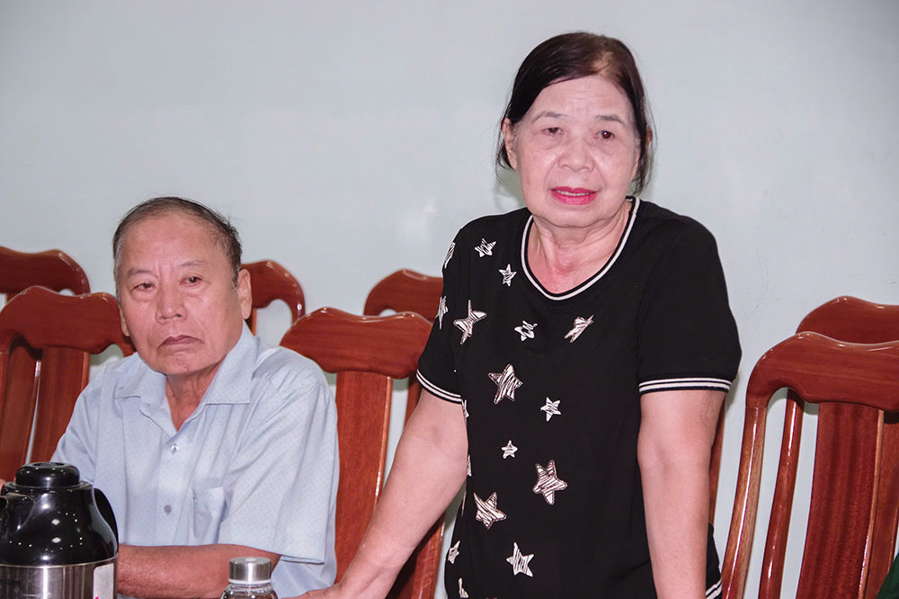 Des témoins fournissent des informations vérifiant les informations sur les restes soupçonnés d'être des martyrs à Da Nang. Photo: Quang Cuong (Commandement militaire de la ville de Da Nang)