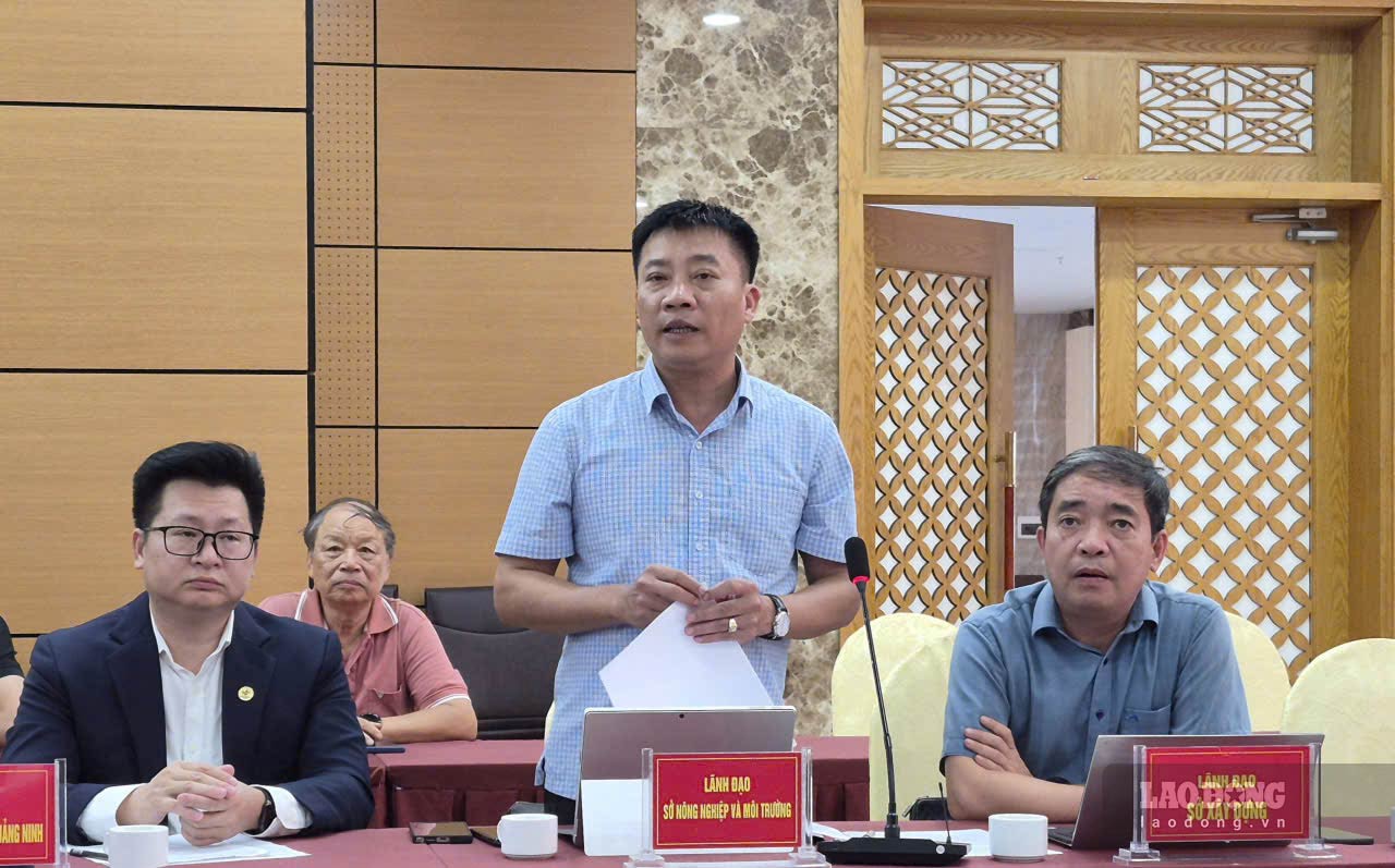 Ông Ngọc Thái Hoàng - Phó Giám đốc Sở Nông nghiệp và Môi trường tỉnh Quảng Ninh (đứng giữa) thông tin về tình hình giải phóng mặt bằng dự án đường sắt cao tốc trên địa bàn tỉnh Quảng Ninh. Ảnh: Nguyễn Hùng