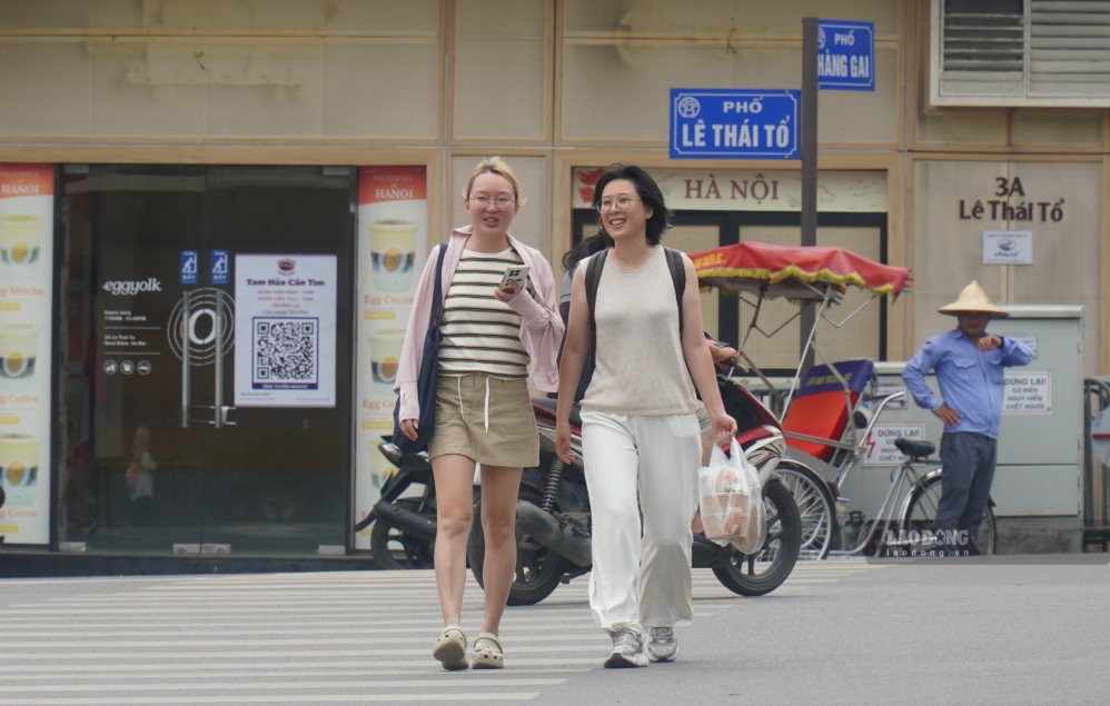 Turistas internacionales visitando Hanoi. Foto: Minh Chính