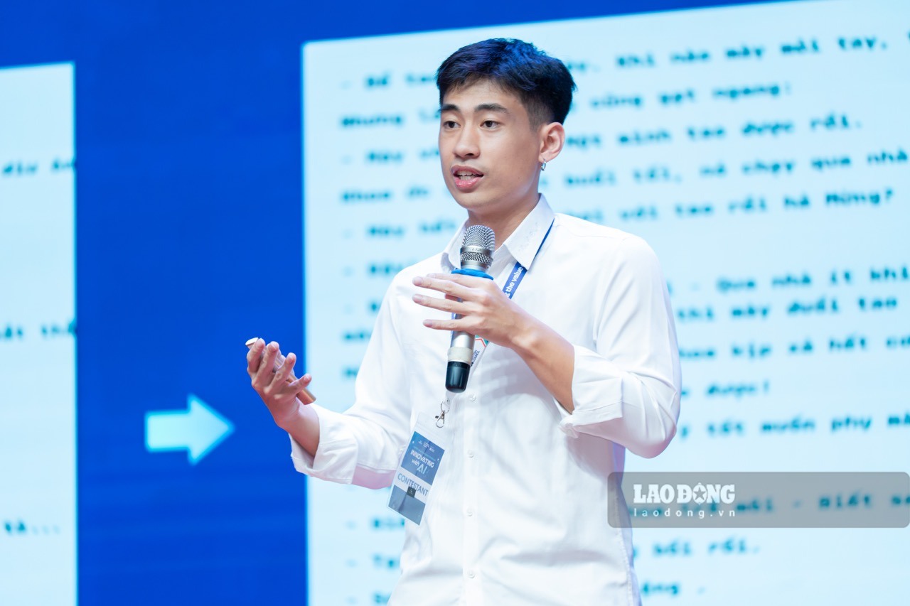 Dương Quang Hưng đại diện cho nhóm thuyết trình tại đêm chung kết cuộc thi. Ảnh: Tường Vân