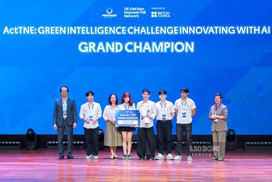 A group of 5 university students in Hanoi won first prize in the ActTNE: Green Intelligence Challenge – Innovating with AI competition. Photo: Tuong Van