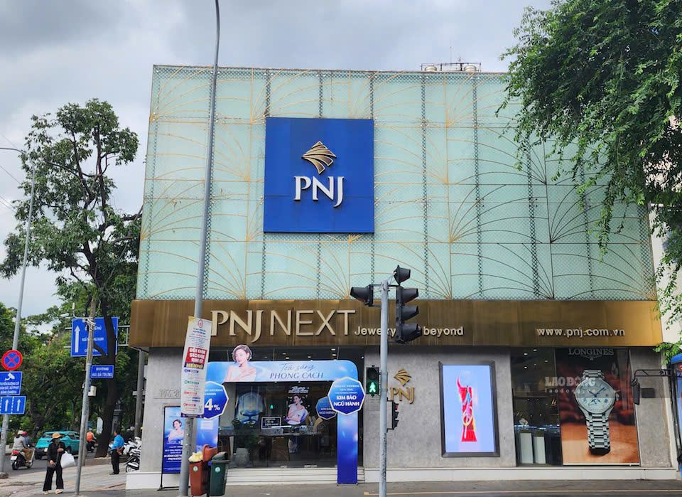 Cửa hàng PNJ trên đường Hai Bà Trưng (TPHCM), một trong những điểm giao dịch ghi nhận lượng khách hàng đến thực hiện quy trình thu đổi sản phẩm tăng cao. Ảnh: Hà Nam
