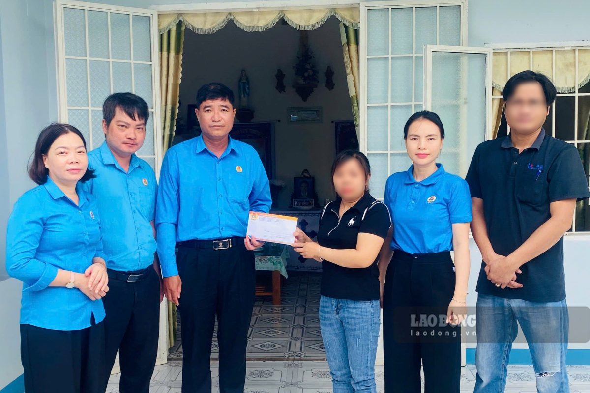 Le syndicat rend visite, encourage et apporte un soutien aux familles des membres du syndicat décédés d'une maladie grave. Photo: Thanh An