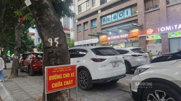Đường dành cho xe chữa cháy ở Khúc Thừa Dụ bị ô tô đỗ kín. Ảnh: Minh Hạnh 